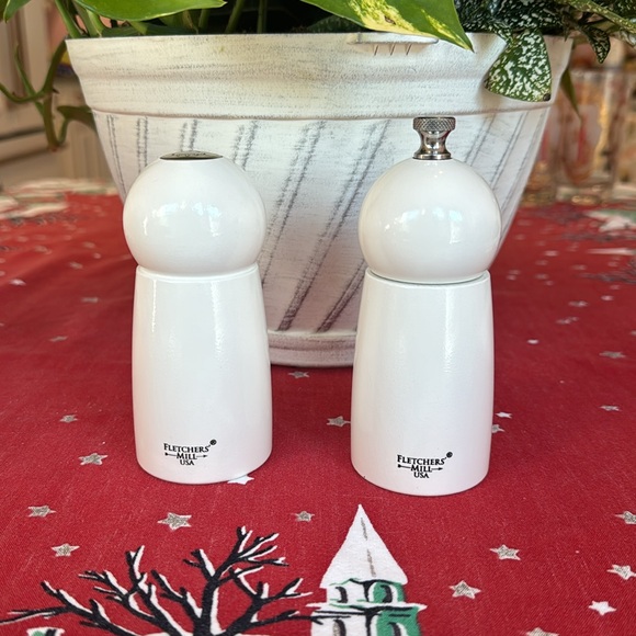 Fletcher Mill snowman salt shaker and pepper grinder set USA made
5” tall - Picture 3 of 5